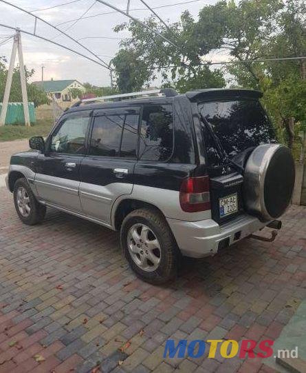 2004' Mitsubishi Pajero photo #2