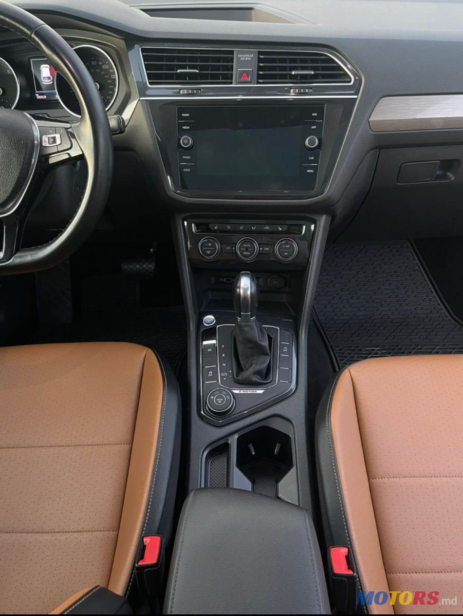 2019' Volkswagen Tiguan photo #3