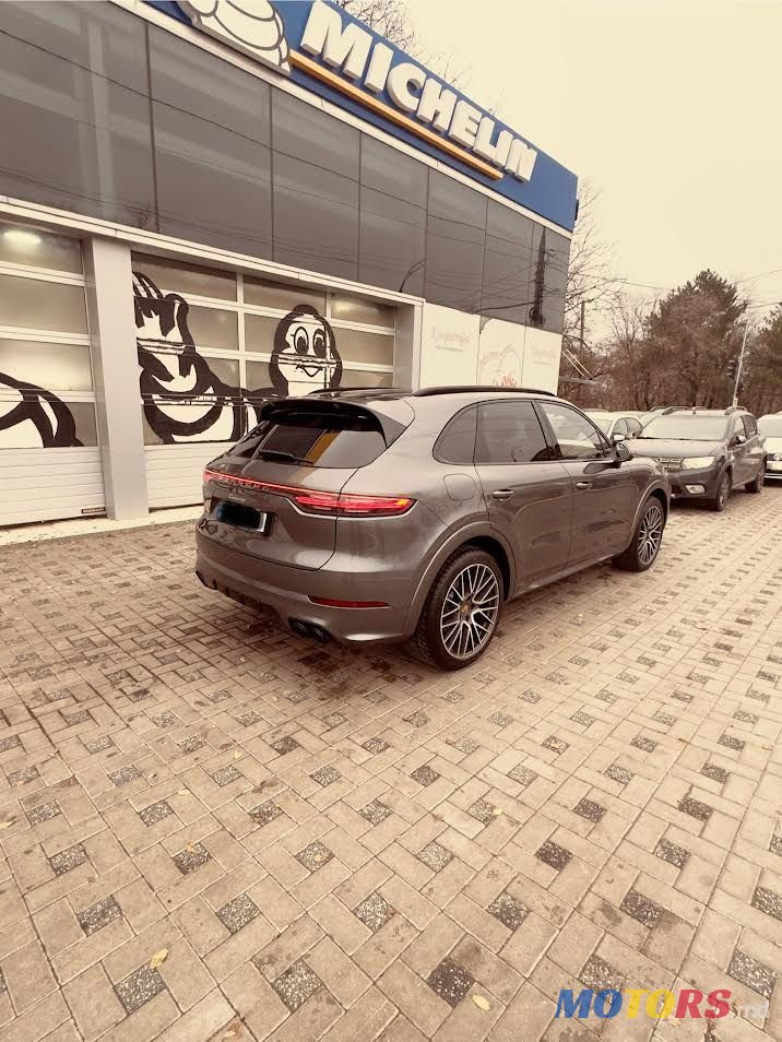 2020' Porsche Cayenne photo #2