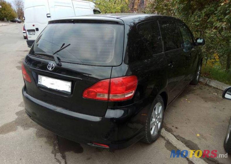 2004' Toyota Avensis photo #2