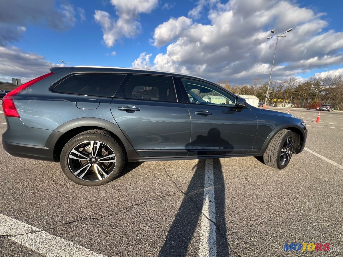 2020' Volvo V90 Cross Country photo #6