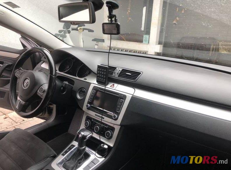 2009' Volkswagen Passat photo #3