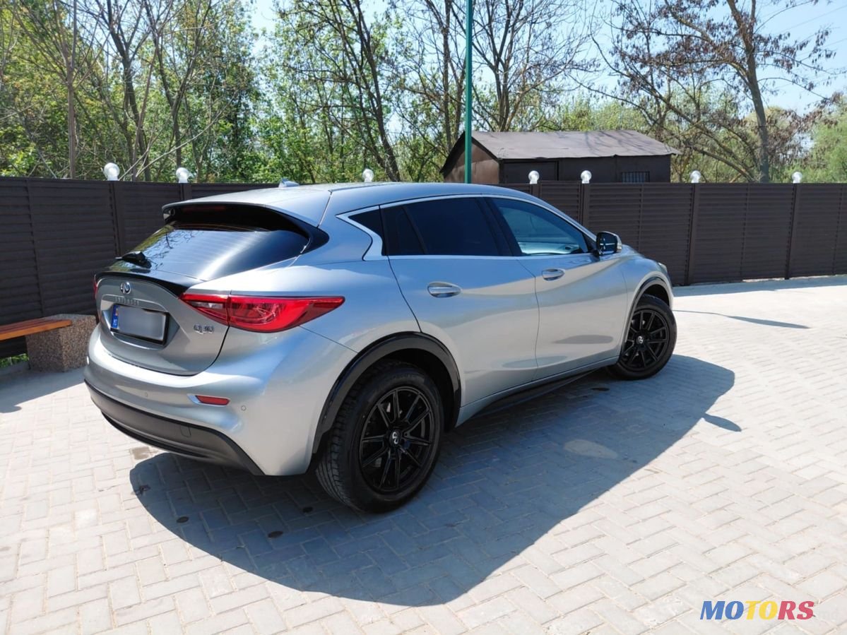 2017' Infiniti Q30 photo #3