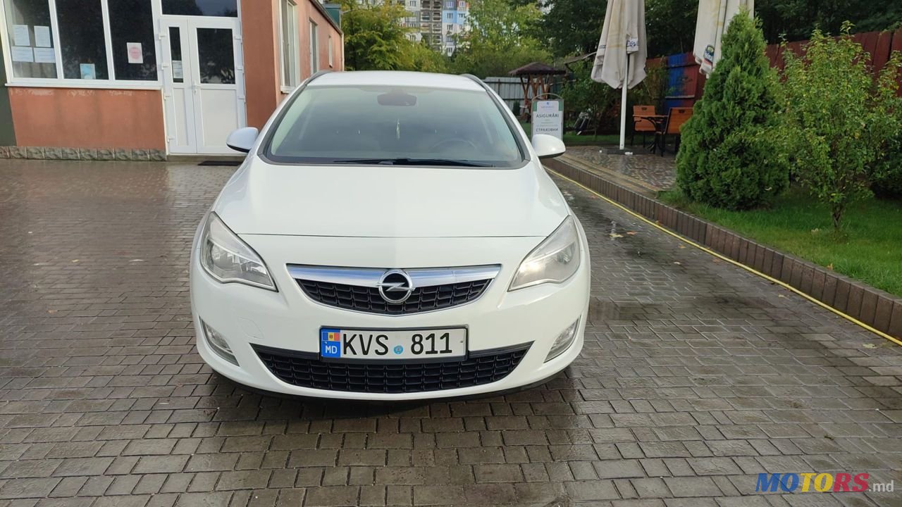 2011' Opel Astra photo #2