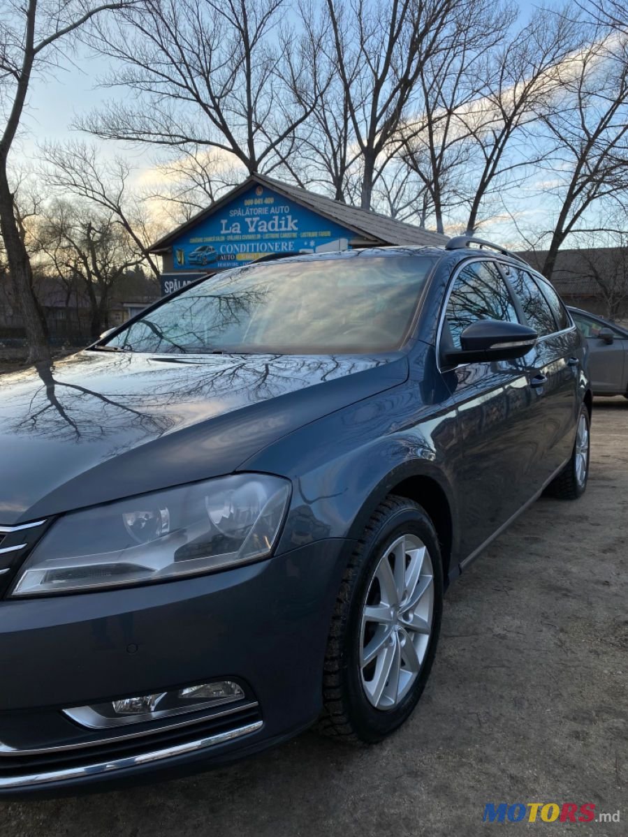 2011' Volkswagen Passat photo #5