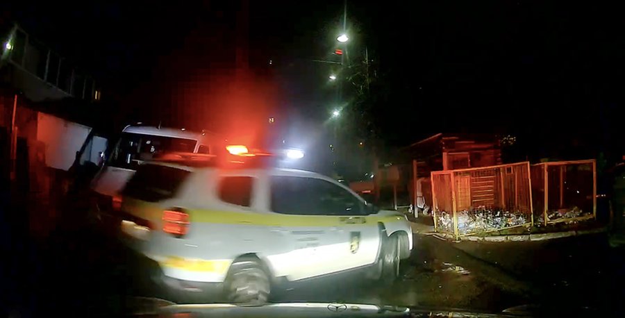 La un pas de accident cu o maşină de poliţie noaptea, cu girofar, dar fără sirenă, în Chişinău