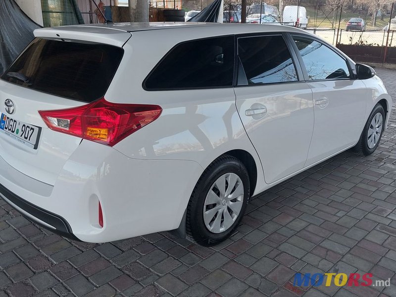 2013' Toyota Auris photo #3