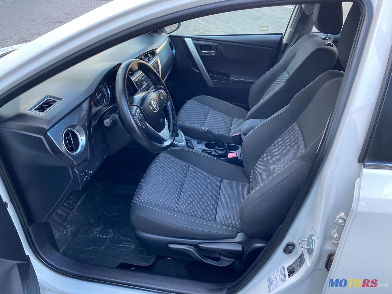 2013' Toyota Auris photo #4