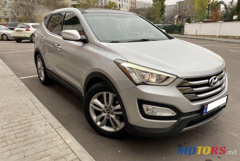 2012' Hyundai Santa Fe photo #2