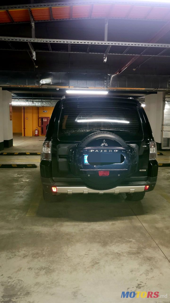 2009' Mitsubishi Pajero photo #3