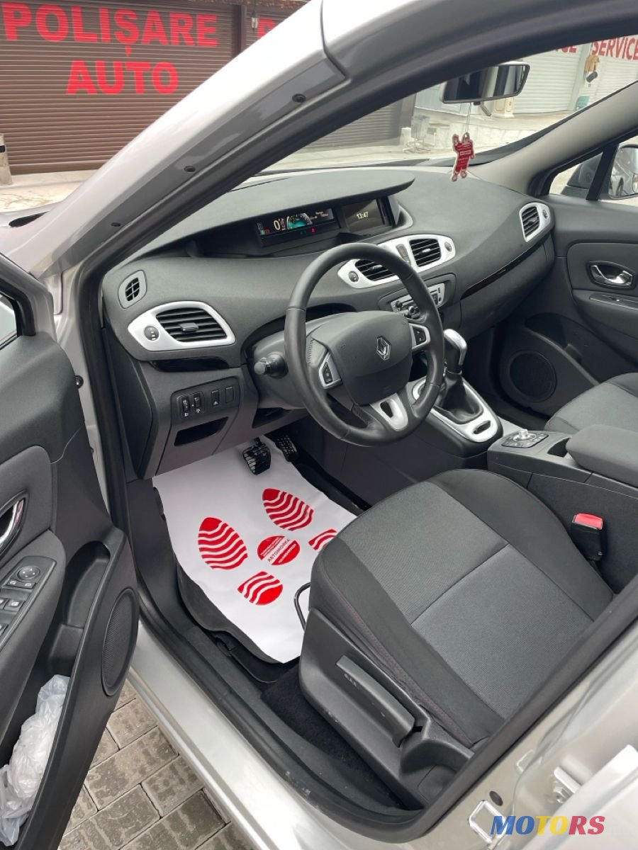 2013' Renault Grand Scenic photo #1