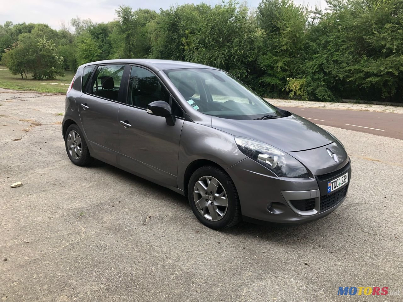 2011' Renault Scenic photo #1