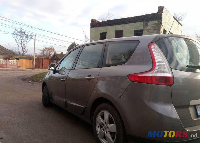 2010' Renault Grand Scenic photo #1