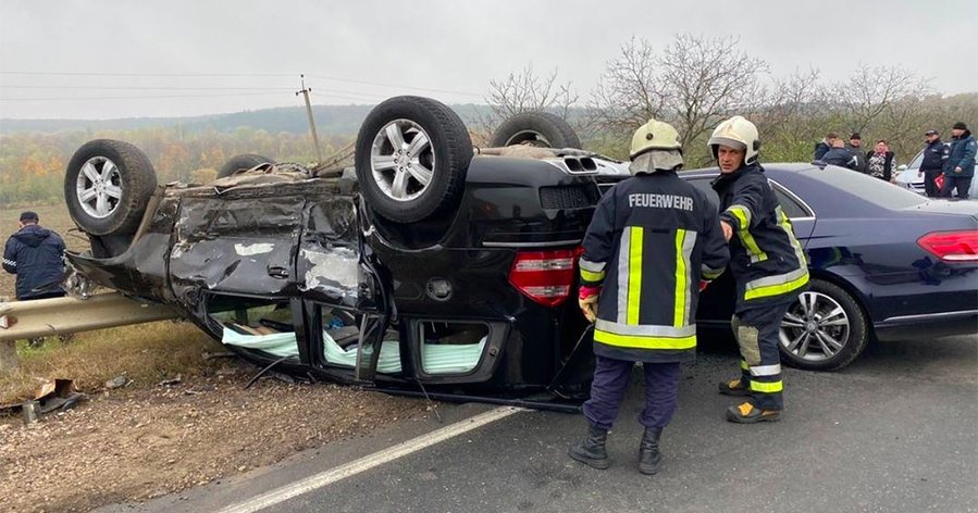 Accident grav între două Mercedesuri lângă Peresecina