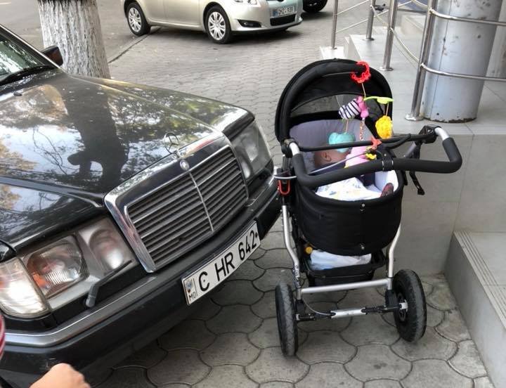Месть подгузником автохаму на Mercedes пригрозили устроить молодые матери в Кишиневе