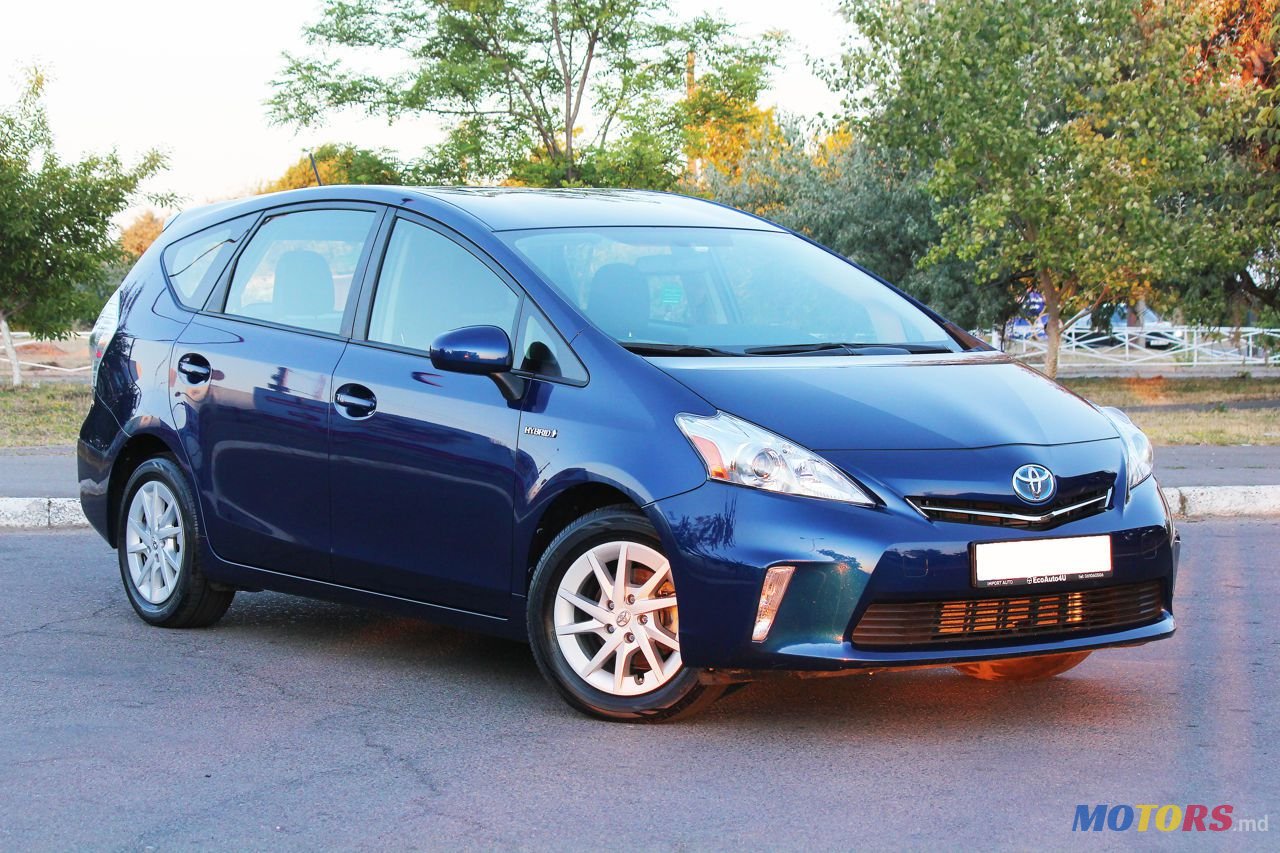 2014' Toyota Prius v photo #3