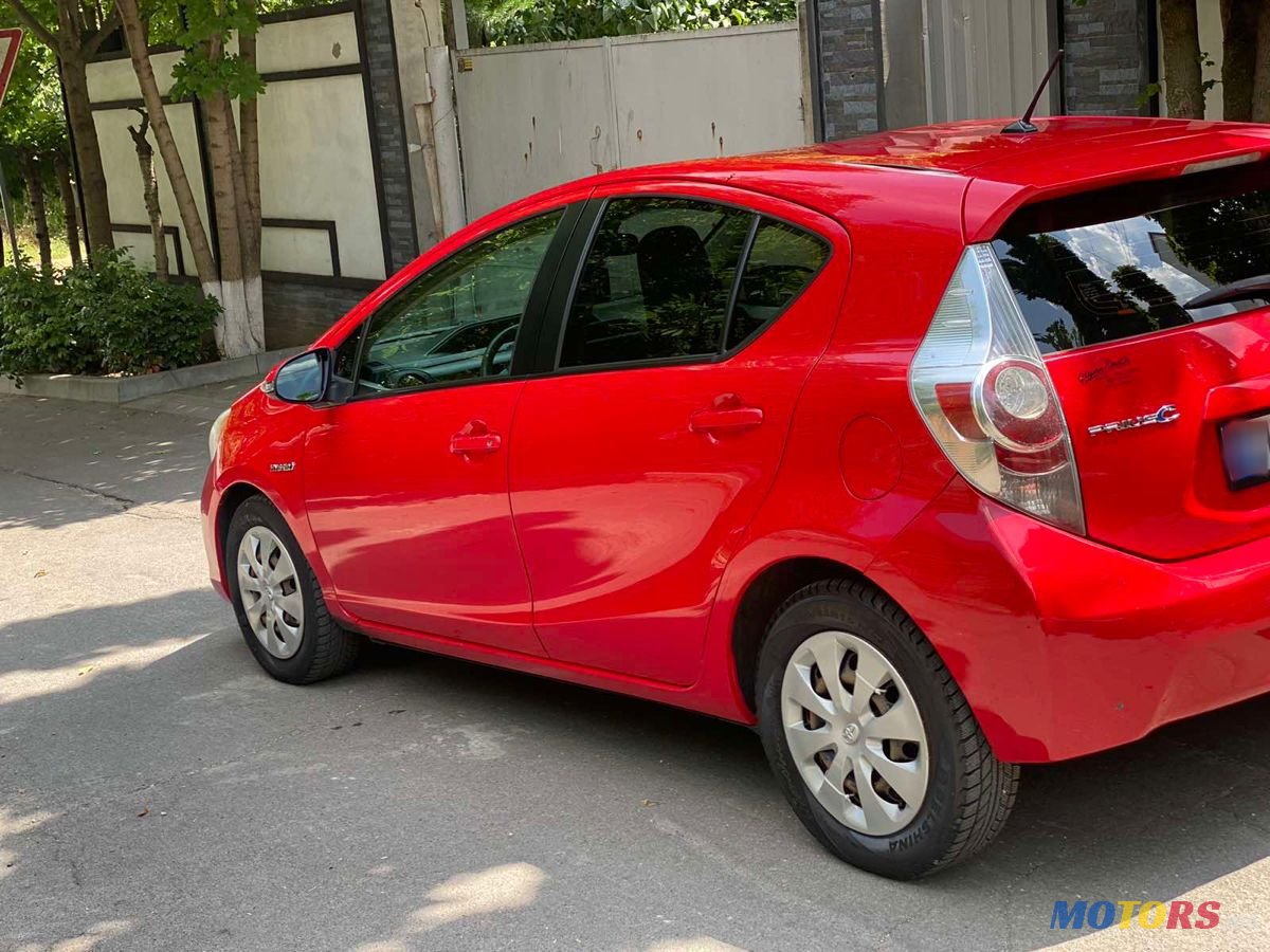 2016' Toyota Prius c photo #5