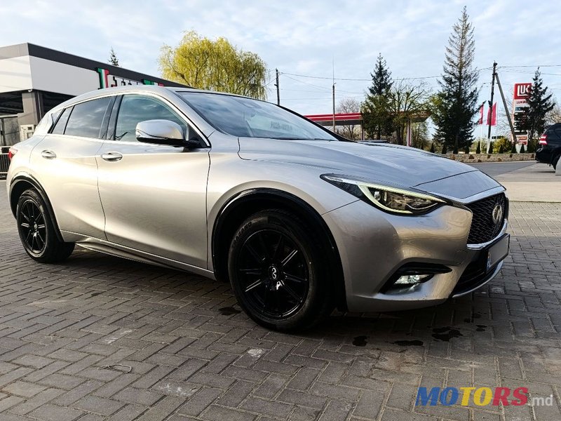 2017' Infiniti Q30 photo #5