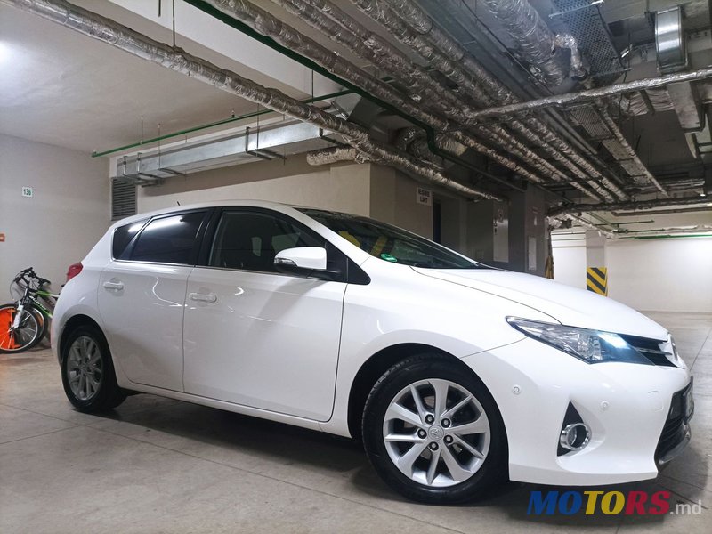 2013' Toyota Auris photo #5