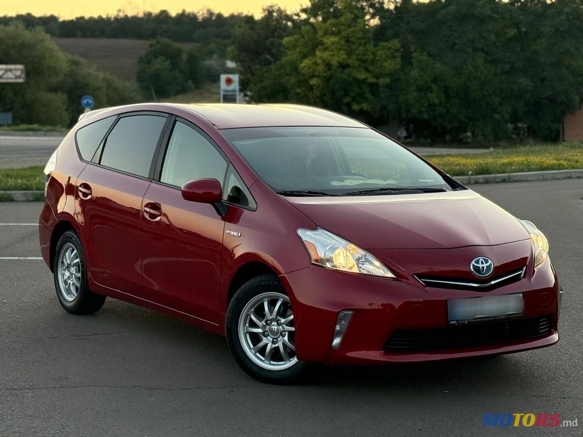 2013' Toyota Prius v photo #3