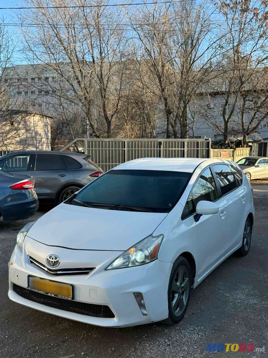 2013' Toyota Prius v photo #3