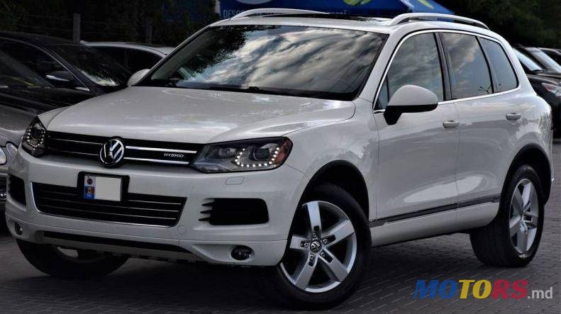 2011' Volkswagen Touareg photo #1