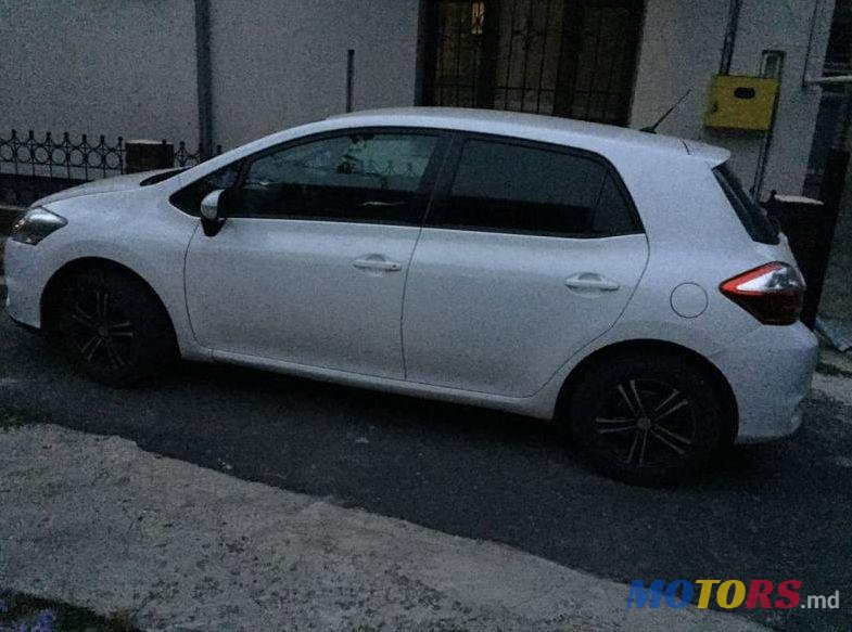 2011' Toyota Auris photo #2