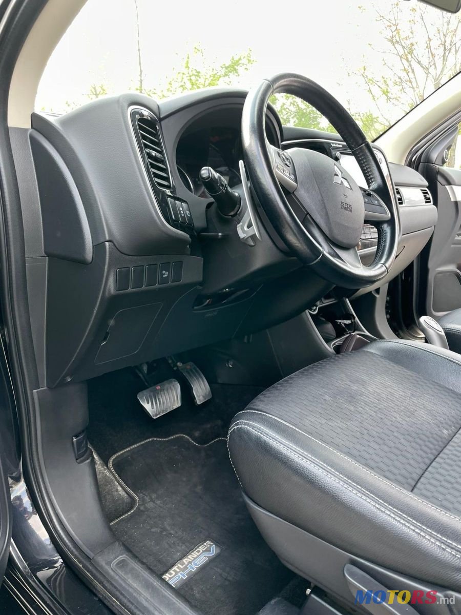 2014' Mitsubishi Outlander photo #5