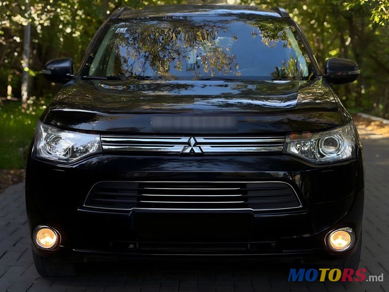 2014' Mitsubishi Outlander photo #2