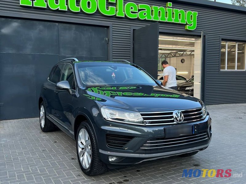 2016' Volkswagen Touareg photo #1