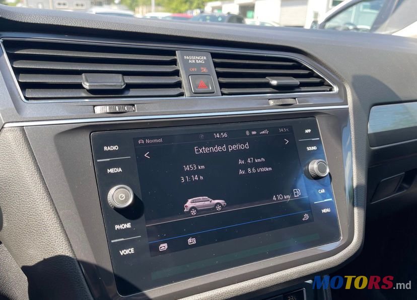 2020' Volkswagen Tiguan photo #4