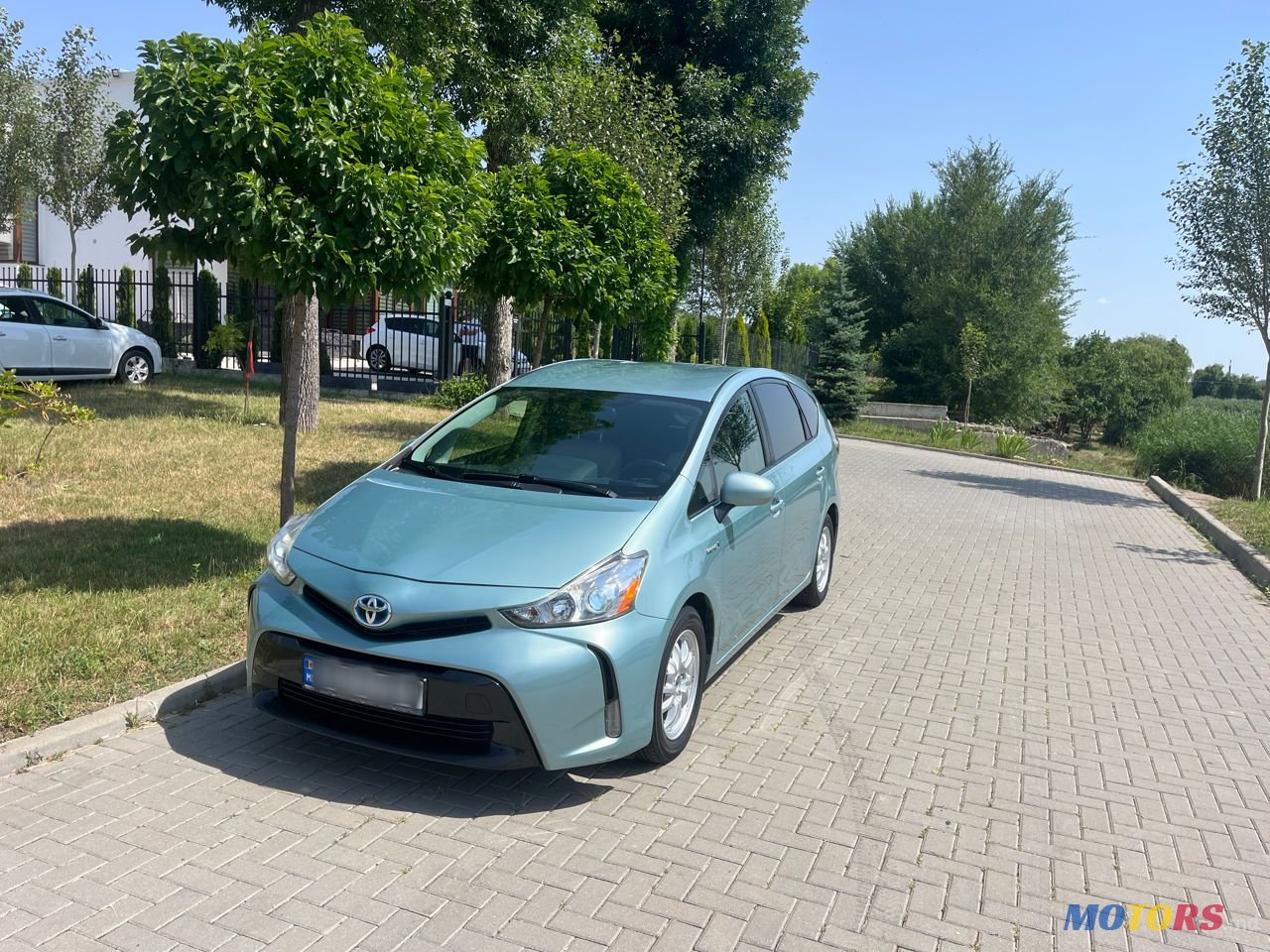 2017' Toyota Prius v photo #4