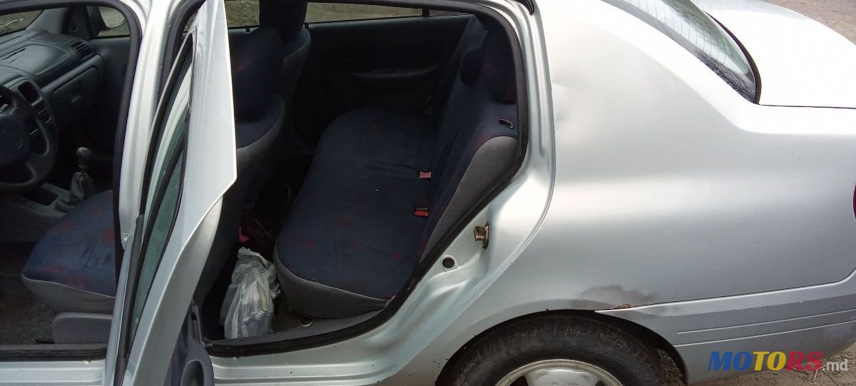 2001' Renault Clio Symbol photo #4