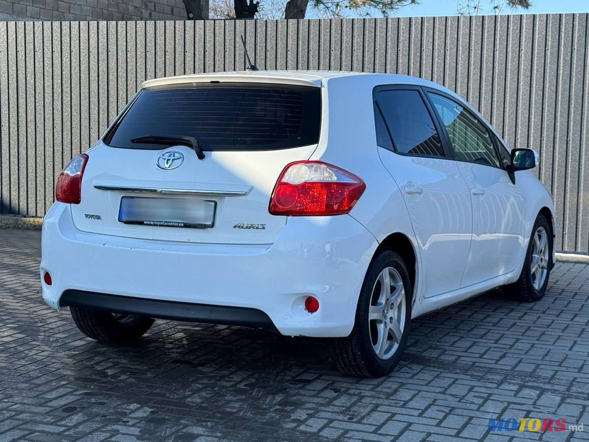 2012' Toyota Auris photo #2