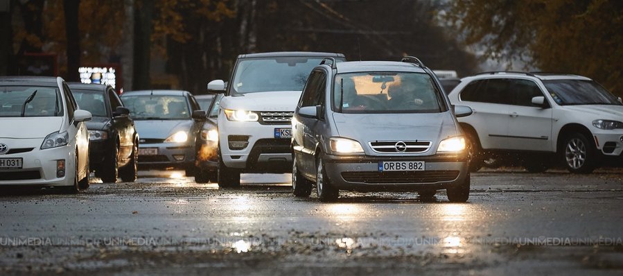 Atenție, șoferi, ghețuș pe șosea. Cum se circulă în Chișinău la primele ore ale dimineții