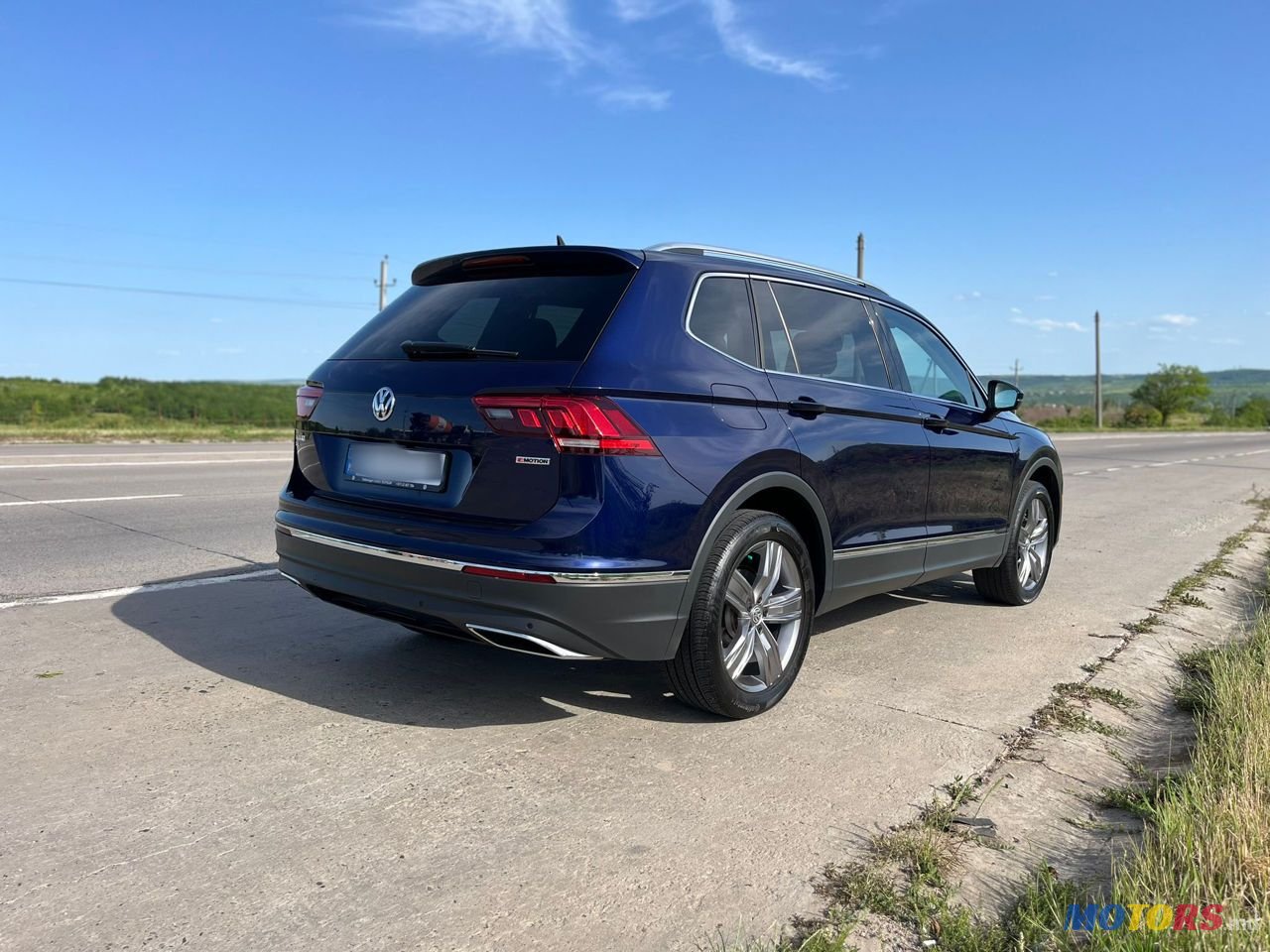 2021' Volkswagen Tiguan photo #3