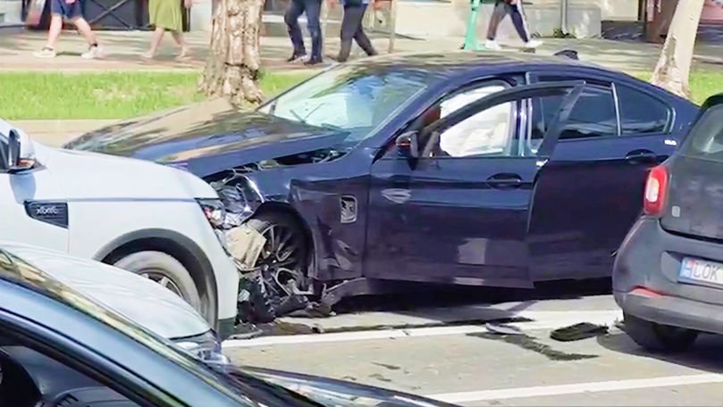 Cinci mașini s-au ciocnit în centrul Capitalei. Un șofer, transportat la spital