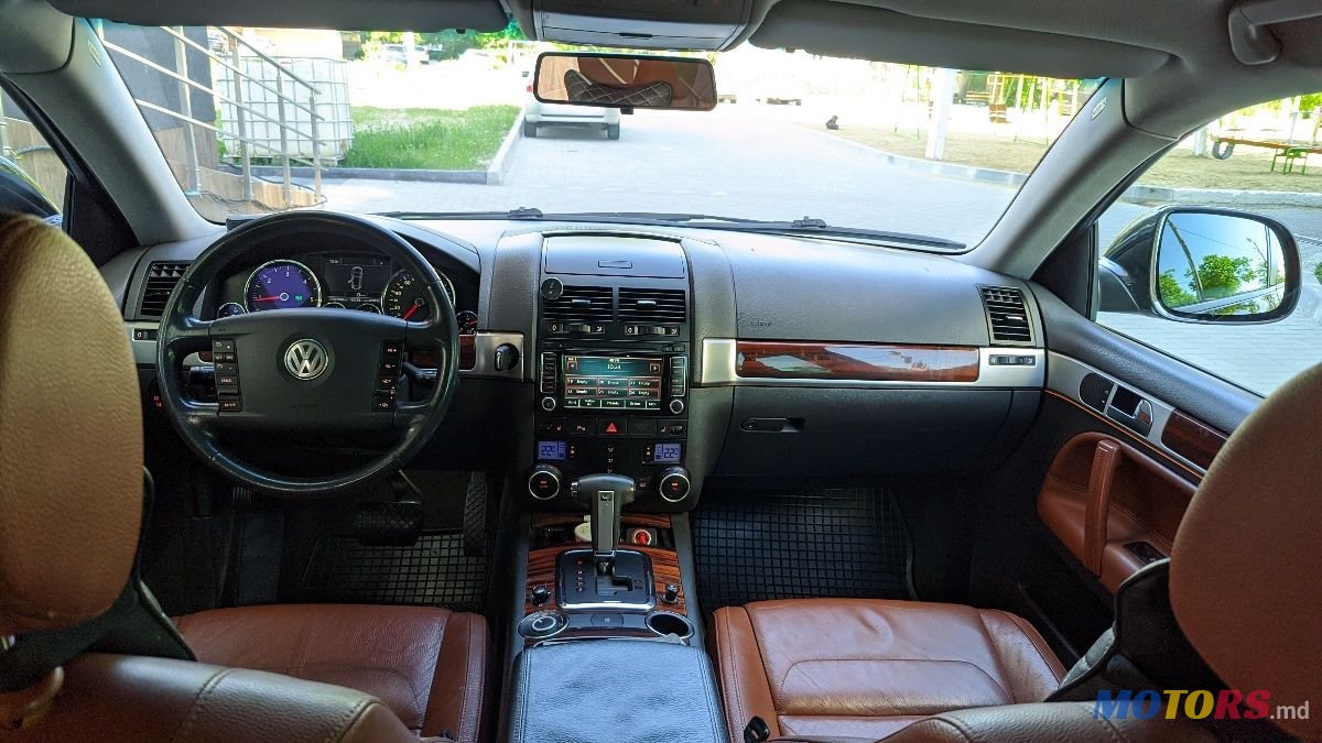 2008' Volkswagen Touareg photo #5