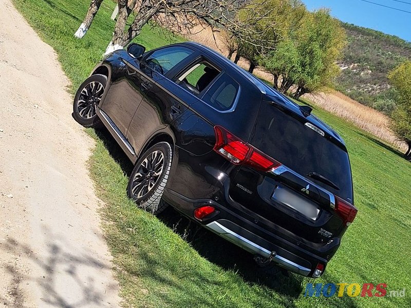 2015' Mitsubishi Outlander photo #3