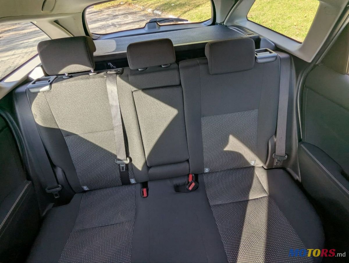 2013' Toyota Auris photo #6