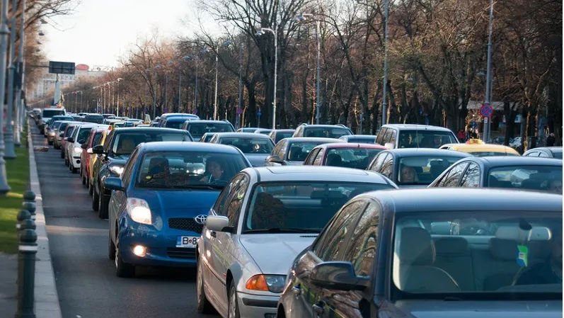 Cu cât a crescut numărul mașinilor în ultimii doi ani? Guvernul propune reguli în orașe