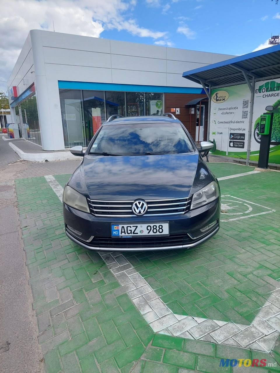 2011' Volkswagen Passat photo #1