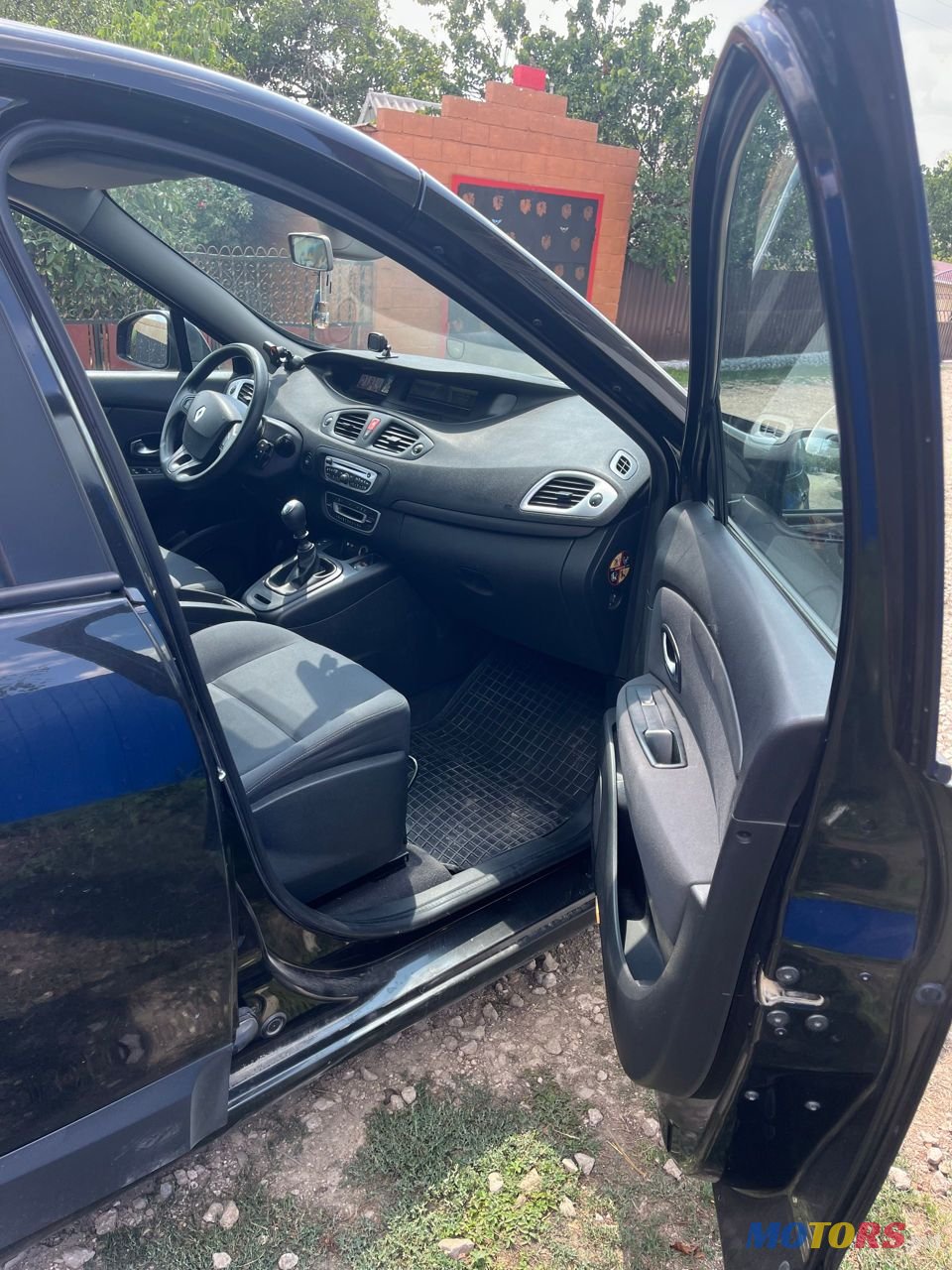 2011' Renault Scenic photo #2