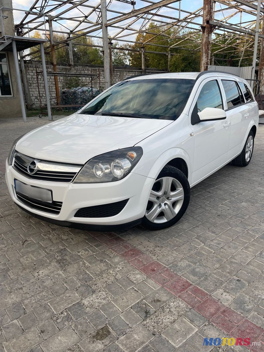 2010' Opel Astra photo #1