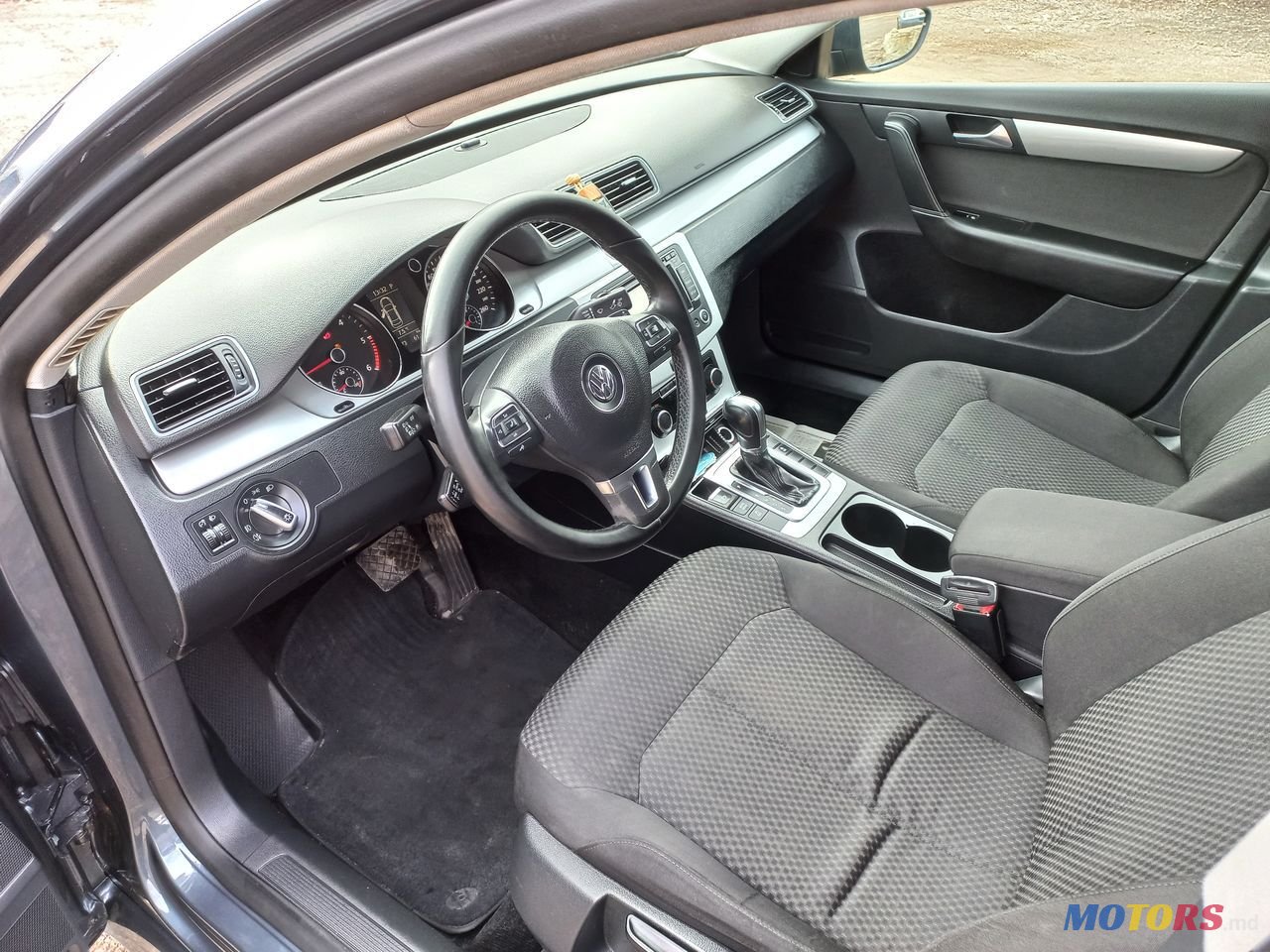 2011' Volkswagen Passat photo #5