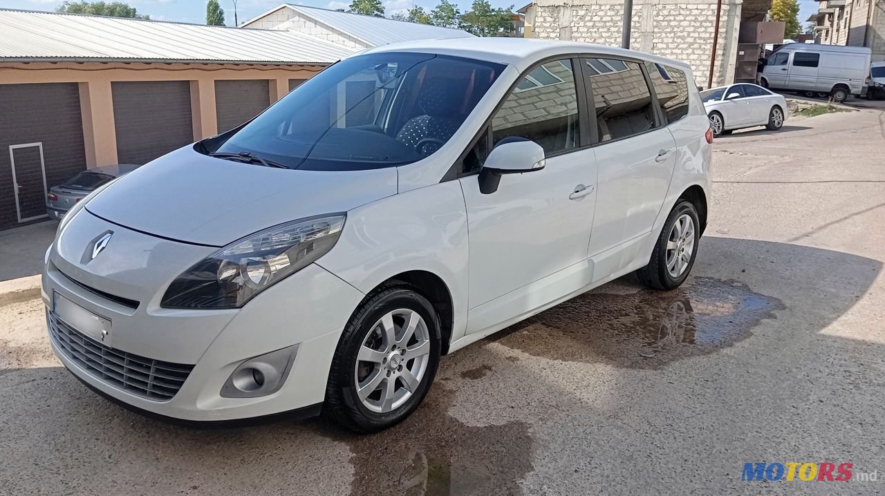 2009' Renault Grand Scenic photo #1