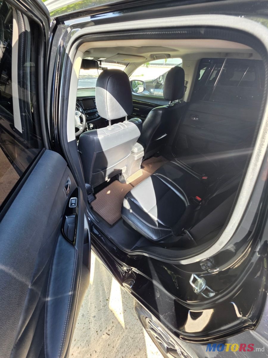 2015' Mitsubishi Outlander photo #6
