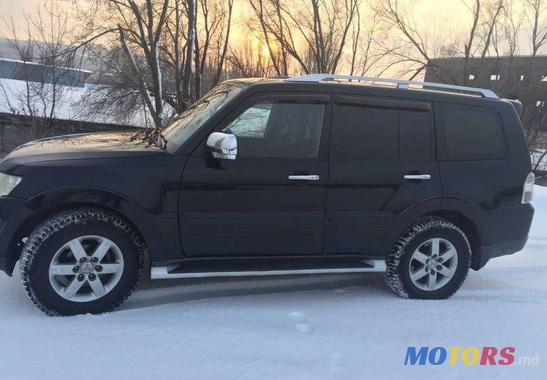 2009' Mitsubishi Pajero photo #1