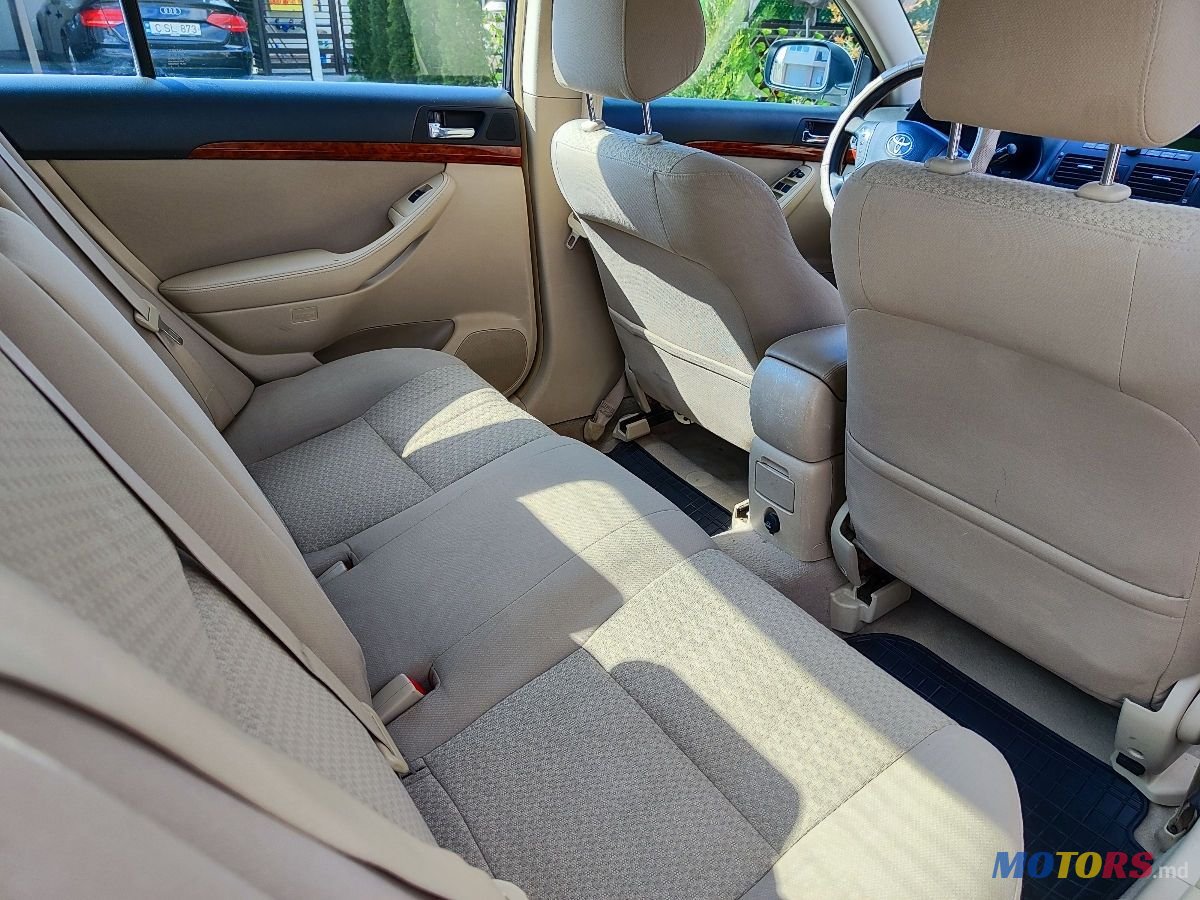 2004' Toyota Avensis photo #4
