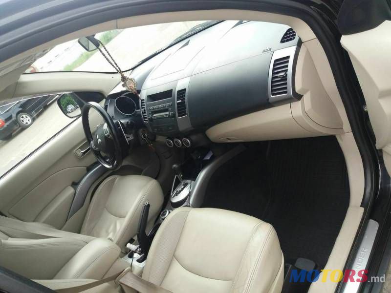 2008' Mitsubishi Outlander photo #2